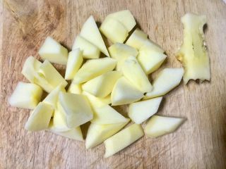 #百变水果#苹果巴沙咕噜肉,苹果去皮切丁，浸泡在2的碗里