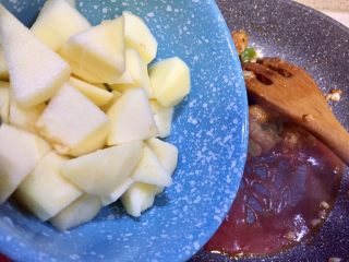 #百变水果#苹果巴沙咕噜肉,放入苹果丁，把鱼苹果丁均匀的裹上汁，便可起锅，装盘