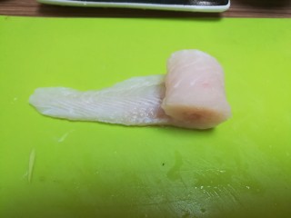 节日宴的快手美味-咖喱鱼卷,就这样先把宽的一头卷起来。