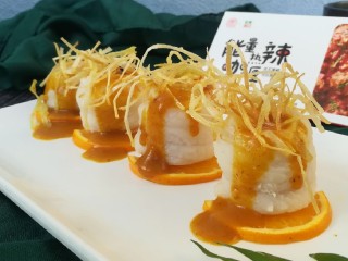 节日宴的快手美味-咖喱鱼卷,将葱丝点缀在上面！完成啦！