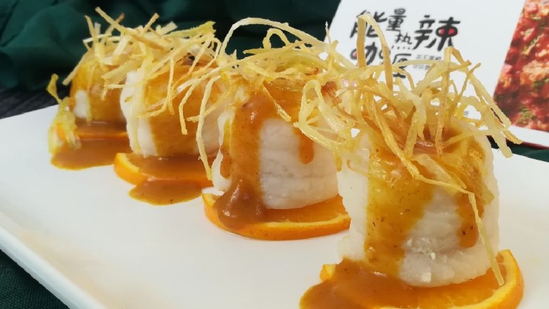 节日宴的快手美味-咖喱鱼卷,将葱丝点缀在上面！完成啦！