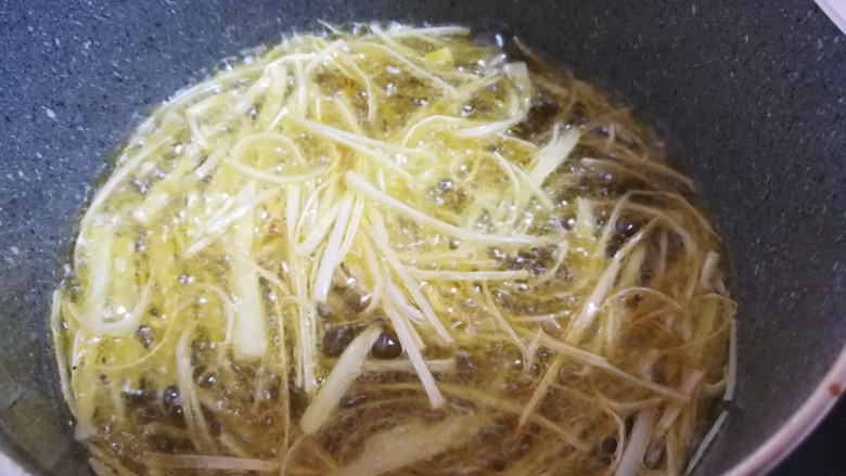 节日宴的快手美味-咖喱鱼卷,将葱丝炸到微黄就可以了。