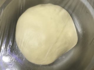 热狗面包,拿出来整圆放入盆里盖上保鲜膜放入发酵箱28度进行基础发酵