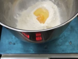 热狗面包,放入鸡蛋