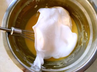 海苔肉松蛋糕卷,将打发好的蛋白分次加入到蛋黄糊中翻拌均匀，先用蛋抽翻拌，最后再用刮刀将底下的翻版均匀