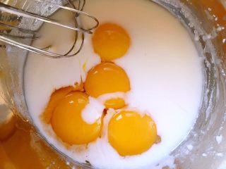 海苔肉松蛋糕卷,分离鸡蛋，蛋白打至干净容器，蛋黄加入到乳化的牛奶中搅拌均匀