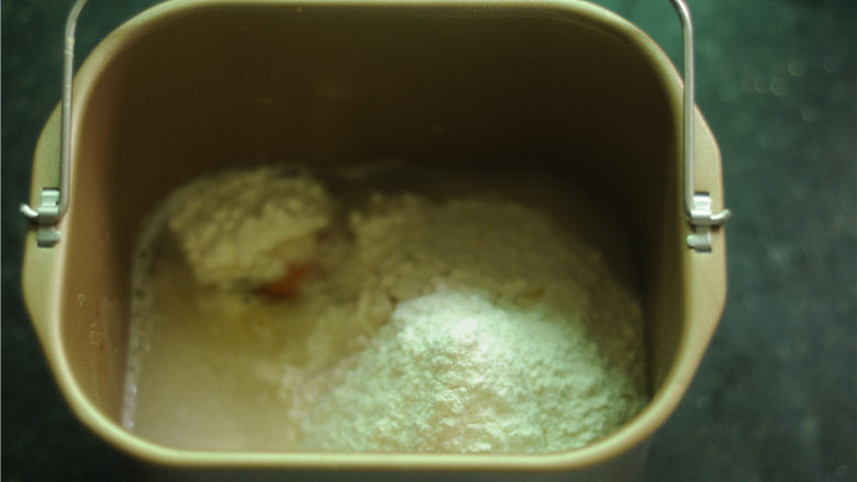 红豆栗子千层包,所有的食材准备好，将中种面团里所有的食材放入面包桶，设置两个揉面程序，20分钟后将面团揉好，