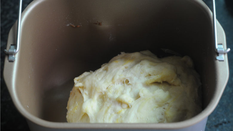 红豆栗子千层包,放入一个大容器里，盖上保鲜膜放入冰箱冷藏发酵一晚上