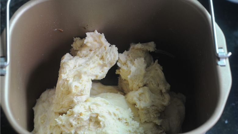 红豆栗子千层包,将发酵好的面团取出，撕碎放入面包桶