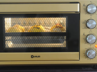 Q弹南瓜麻薯包,烤箱预热，将面包胚放入烤箱中层，180度烤15分钟，最后十分钟的时候盖上锡纸，防止上色