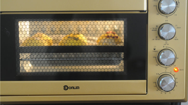 Q弹南瓜麻薯包,烤箱预热，将面包胚放入烤箱中层，180度烤15分钟，最后十分钟的时候盖上锡纸，防止上色
