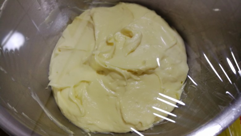 油条豆乳抱蛋,事先熬制好的豆乳，(没有豆乳可以挤上沙拉酱)。我这个是做豆乳盒子剩下的。豆乳的配方我已发菜谱的。