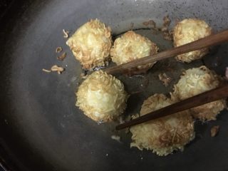 黄金芝士饭团,不停用筷子夹翻面
尽量均匀
早餐匆忙忘记拍照
油要再多一些