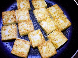 锅塌豆腐,豆腐煎至金黄后翻面继续煎至金黄