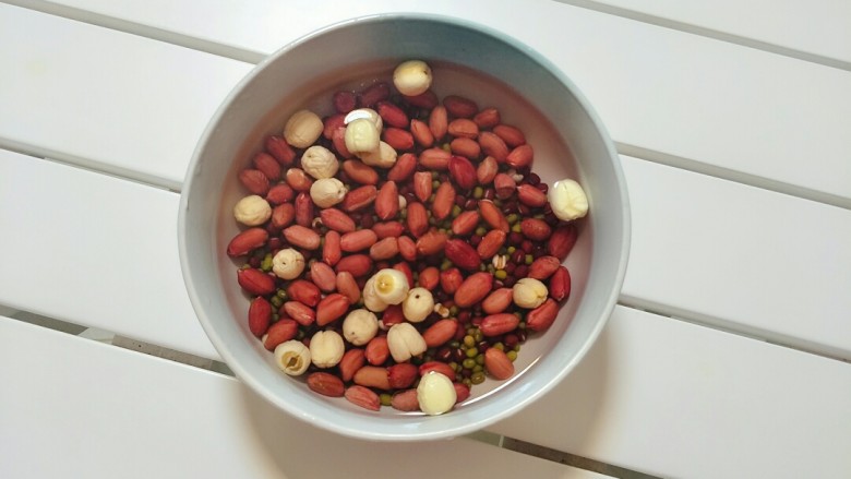腊八粥,比较难熟的豆类先用温水浸泡30分钟