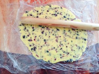 蔓越莓蛋黄酥,使用擀面杖把面团擀开，成厚薄0.3厘米。