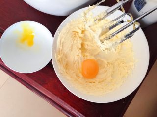 蔓越莓蛋黄酥,最后一个蛋黄加入。每加入一个蛋黄都必须打发至完全和黄油溶合在一起。