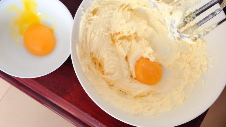 蔓越莓蛋黄酥,再加入第二个蛋黄，同样打发至完全溶合。