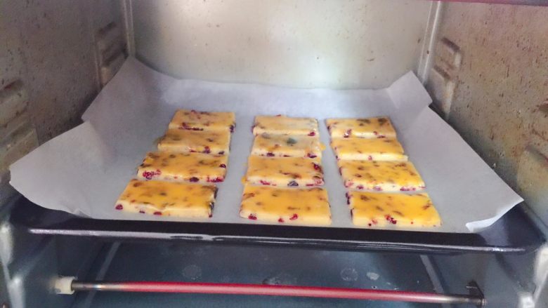 蔓越莓蛋黄酥,烤箱预热160度，中层，上下火，烤约15分钟左右。注意观察颜色哦。