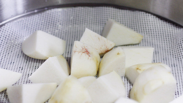 芝心芋头酥,芋头切小块入蒸屉，蒸15-20分钟，用筷子或者叉子试一下是否已变软，变软即可