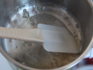 焦糖奶茶,用刮刀不停搅拌，直到变融化，成焦黄色