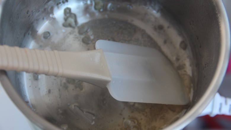 焦糖奶茶,用刮刀不停搅拌，直到变融化，成焦黄色
