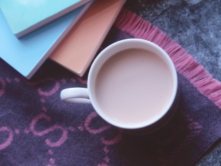 焦糖奶茶,倒入杯中，美美的喝吧，味道真的超棒！