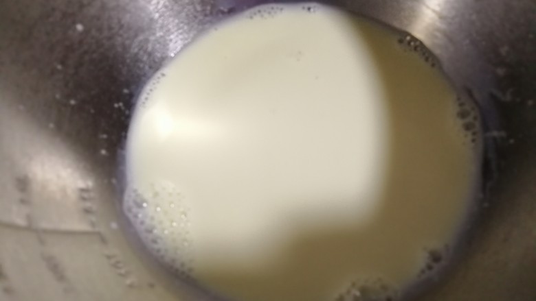 豆乳妙可多,将豆浆装一个深盆内，
