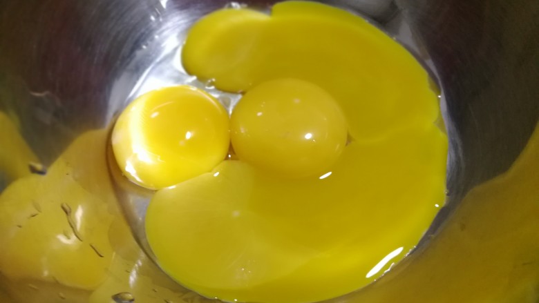 豆乳妙可多,蛋黄放入一个盆内，