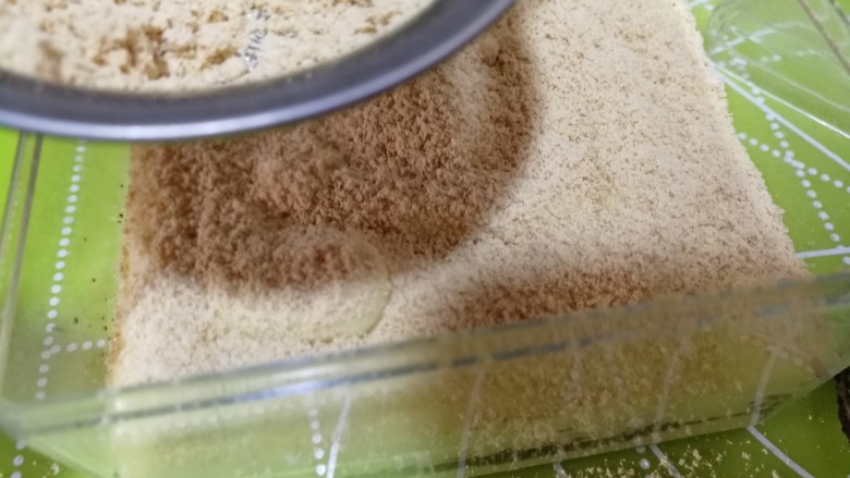 豆乳妙可多,第三层也是同样，撒豆粉，豆粉要用漏网撒。