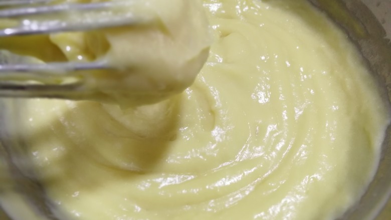 豆乳妙可多,讲好的豆乳和接着放在电磁炉上加热，快速搅拌，成粘稠的糊状。搅好后的豆乳如上图↑