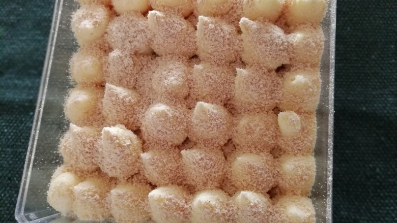 豆乳妙可多,最后用漏网撒上豆粉，要均匀的撒。
