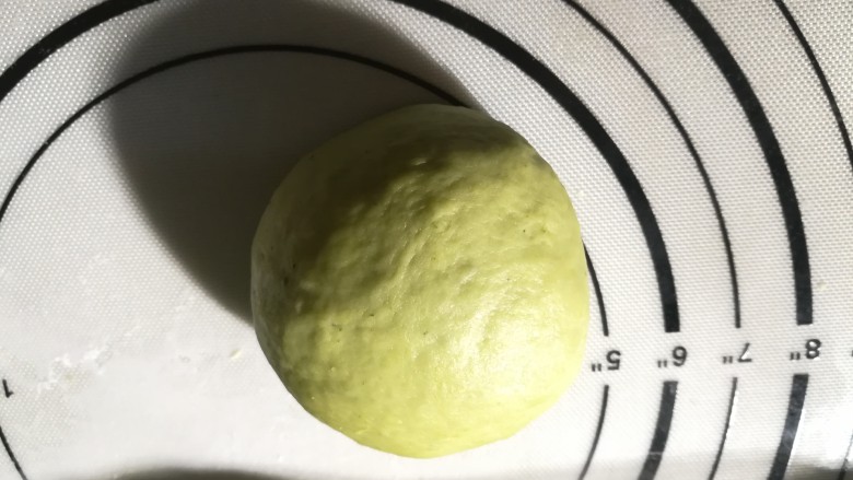 一次发酵的抹茶奶酪包,整一下形状，尽量滚圆，收口向下。