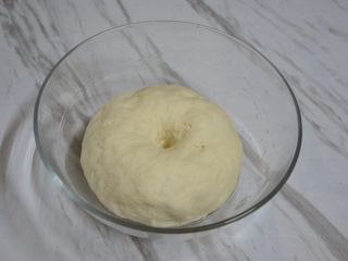 刺猬红豆包,放温暖处，发酵至两倍大小，中间按压下去不会回缩即可