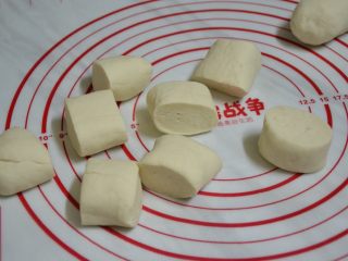 刺猬红豆包,再切割成同等大小的小面团