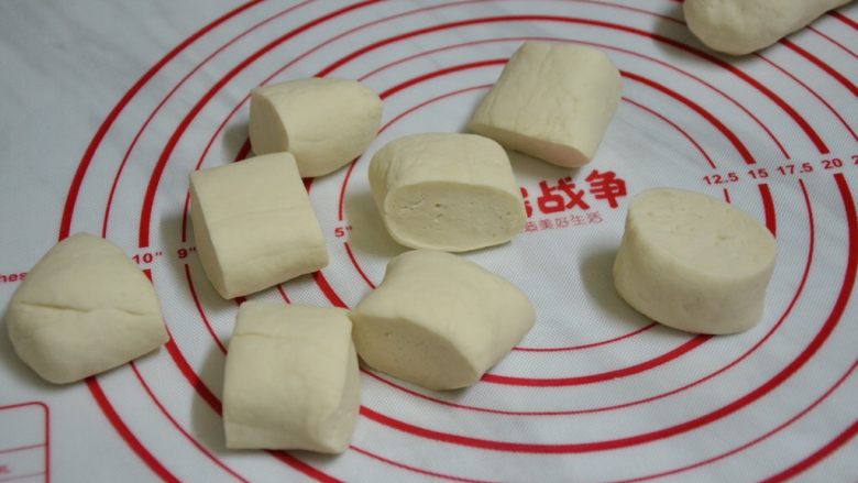 刺猬红豆包,再切割成同等大小的小面团