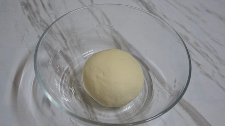 刺猬红豆包,揉成光滑面团