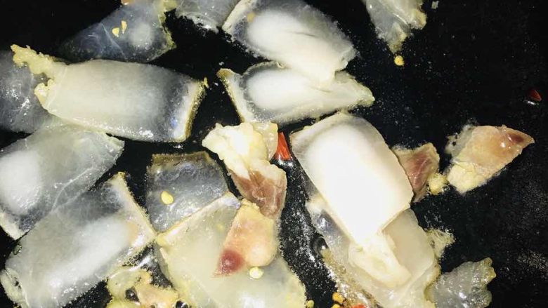💕🌱平菇炒蒜苗🌱💕,7、油锅烧热放入腊肉炒香