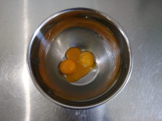 6寸戚风蛋糕,分离蛋黄、蛋清，分别装在无油无水的搅拌盆中；
