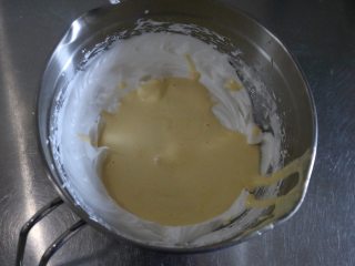 6寸戚风蛋糕,将搅拌好的蛋黄糊倒入蛋白霜中，继续快速搅拌均匀；