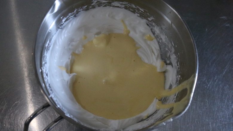 6寸戚风蛋糕,将搅拌好的蛋黄糊倒入蛋白霜中，继续快速搅拌均匀；