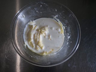 爆浆海盐奶盖蛋糕,倒入淡奶油搅拌均匀；