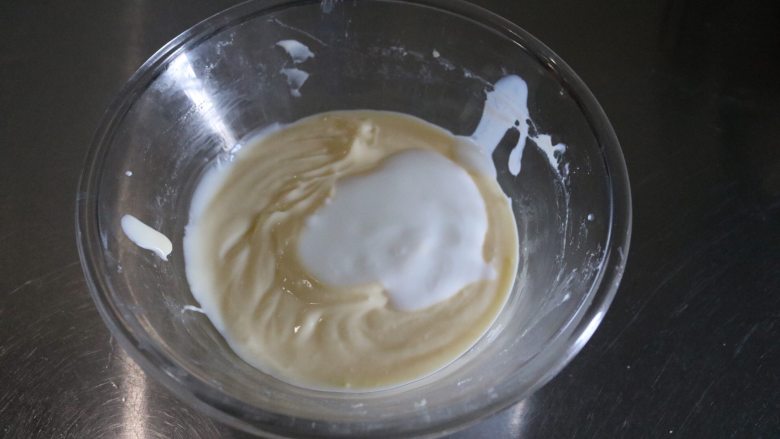 爆浆海盐奶盖蛋糕,继续倒入酸奶继续搅拌均匀；
