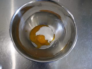爆浆海盐奶盖蛋糕,蛋黄+糖粉放入搅拌盆中，搅拌均匀；