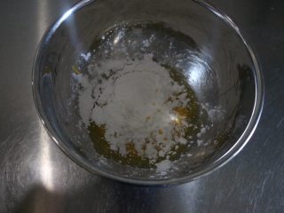 爆浆海盐奶盖蛋糕,放入玉米淀粉，继续搅拌均匀；