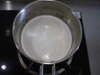 爆浆海盐奶盖蛋糕,牛奶倒入奶锅中，小火煮开后关火；
