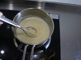 爆浆海盐奶盖蛋糕,将搅拌好的卡士达酱糊再倒入奶锅中，小火煮，记得要不停的搅拌；