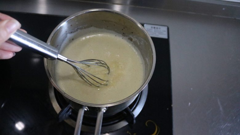 爆浆海盐奶盖蛋糕,将搅拌好的卡士达酱糊再倒入奶锅中，小火煮，记得要不停的搅拌；