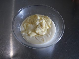 爆浆海盐奶盖蛋糕,将奶锅中的卡仕达酱加入芝士酱中，用手动打蛋器搅拌均匀；