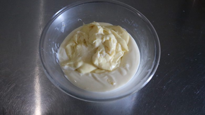 爆浆海盐奶盖蛋糕,将奶锅中的卡仕达酱加入芝士酱中，用手动打蛋器搅拌均匀；